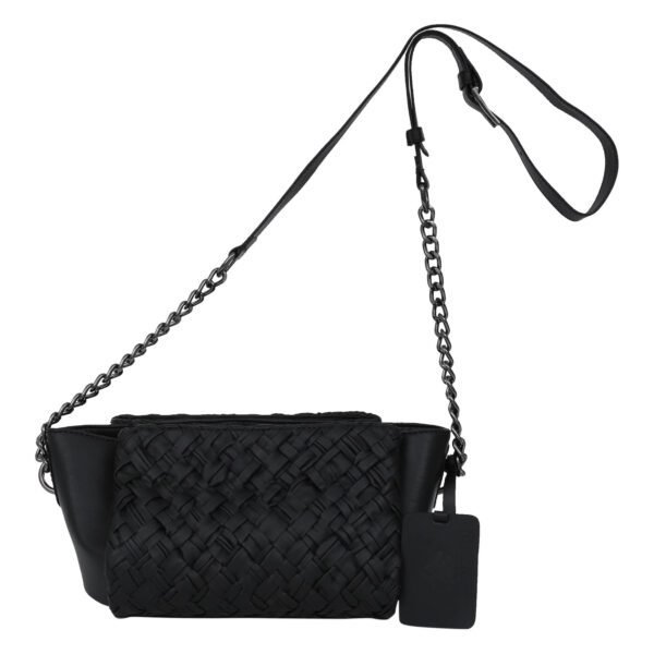 Bolsa Clutch Nômade, couro super macio, detalhe frontal em tressê artesanal de tiras largas e alça de metal ônix.