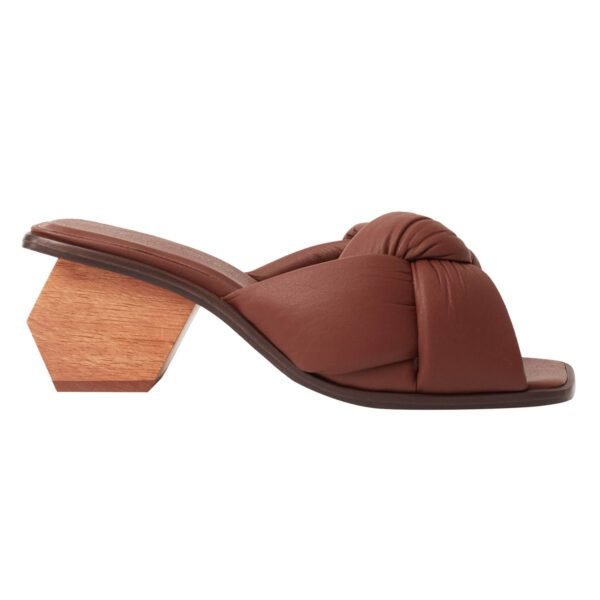 Mule de luxo em couro caramelo, com cabedal de nó robusto e salto geométrico esculpido em madeira maciça.