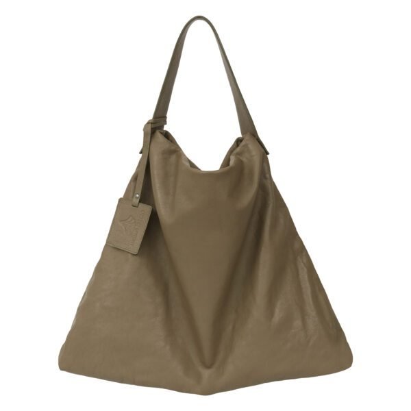Bolsa Hobo Oversized na cor marrom, em couro macio e maleável, destacando a grande capacidade e o caimento slouchy.