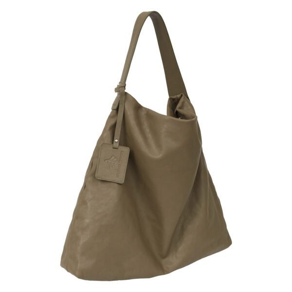Bolsa Hobo Oversized na cor marrom, em couro macio e maleável, destacando a grande capacidade e o caimento slouchy.
