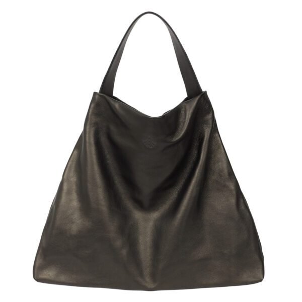 Bolsa Hobo Oversized na cor marrom, em couro macio e maleável, destacando a grande capacidade e o caimento slouchy.