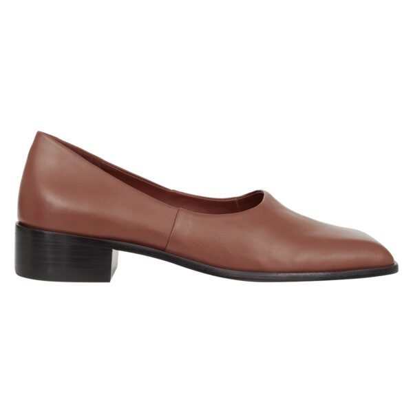 Sapato Horse unissex preto de luxo, couro certificado rastreável, minimalista, estilo loafer artesanal brasileiro.
