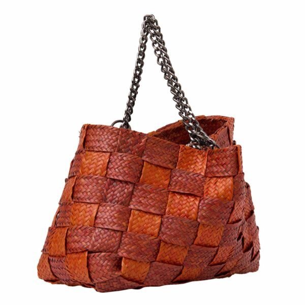 Bolsa Leblon de palha trançada, forma estruturada, com alças de corrente de metal ônix.