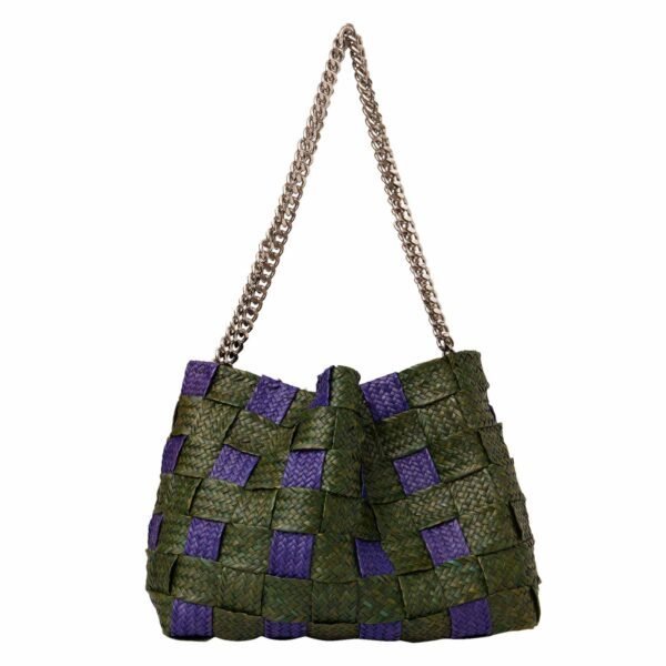 Bolsa Leblon de palha Piaçava trançada, forma estruturada, com alças de corrente de metal ônix.