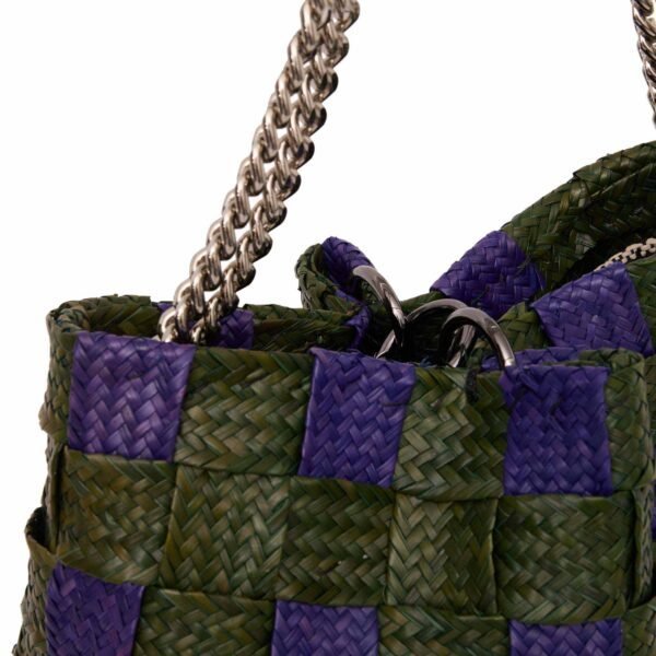 Bolsa Leblon de palha Piaçava trançada, forma estruturada, com alças de corrente de metal ônix.