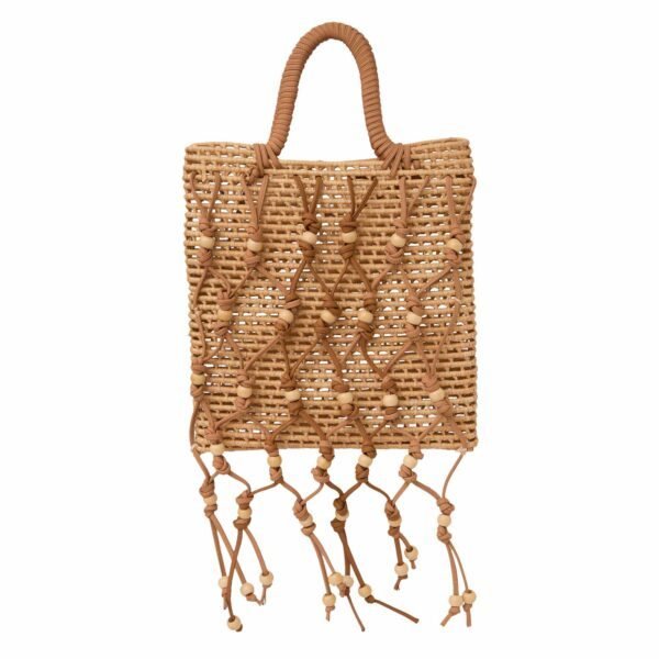 Clutch Arcos de luxo, meia-lua em palha, design surrealista com sobreposição de argolas de madeira.