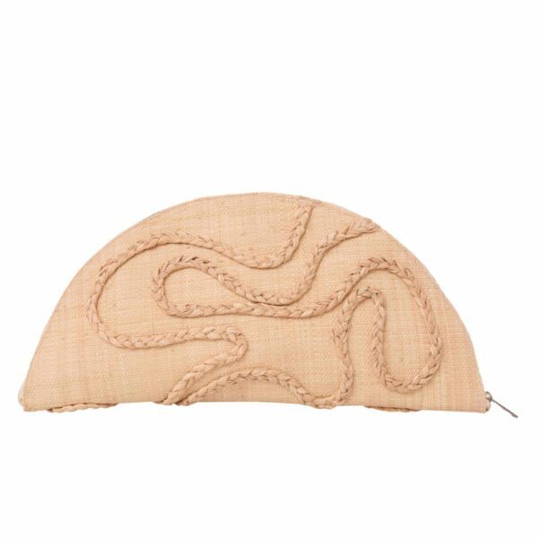 Clutch Maré, bolsa meia-lua de palha de Buriti, com bordado trançado em relevo inspirado em rios/arquipélagos.