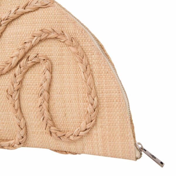 Clutch Maré, bolsa meia-lua de palha de Buriti, com bordado trançado em relevo inspirado em rios/arquipélagos.