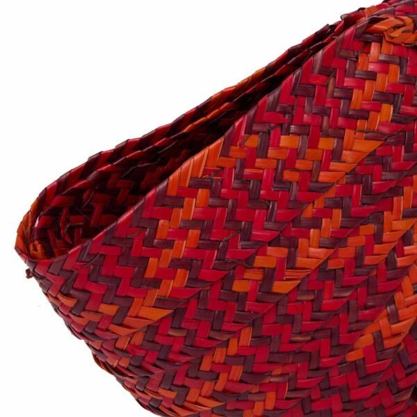 Clutch Casco de luxo, palha de Piaçava da Bahia, trançada em trama geométrica com cores vibrantes (vermelho/laranja).