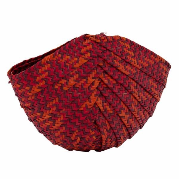 Clutch Casco de luxo, palha de Piaçava da Bahia, trançada em trama geométrica com cores vibrantes (vermelho/laranja).